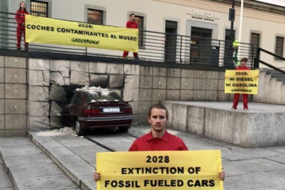 Greenpeace empotra un coche en el Reina Sofia contra la contaminación.