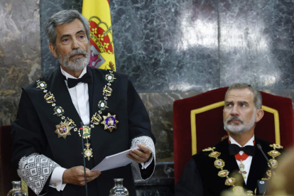 Carlos Lesmes interviene ante el rey en el acto de apertura del Año Judicial ayer, en Madrid. JJ GUILLÉN