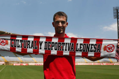 Claudio Medina durante su presentación como nuevo jugador de la Cultural y Deportiva Leonesa. FERNANDO OTERO