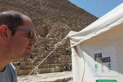 El historiador, egiptólogo y escritor leonés Nacho Ares en la gran pirámide