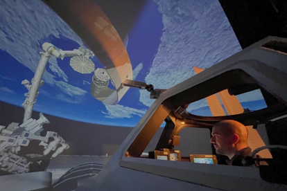 En un Simulador para aprender a usar el brazo robótico Canadarm2 de la estación espacial internacional. INSTAGRAM