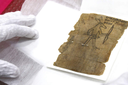 Detalle del papiro-amuleto del siglo I antes de Cristo, en el que se aprecia la figura del dios Set.