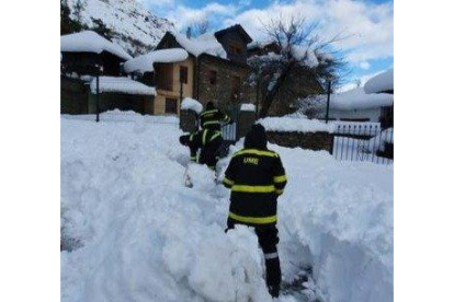Miembros de la UME limpienado la nieve en Laciana. TWITTER UME.GOB