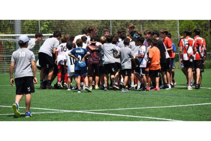 La plantilla del equipo leonés celebra el ascenso de categoría. DL