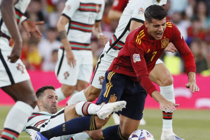Álvaro Morata, autor del gol de España, recibe la entrada del defensor portugués Moutinho en un lance del partido. JOSÉ MANUEL VIDAL