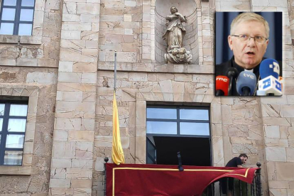 Bandera a media asta en el arzobispado de Astorga. En la foto pequeña, Juan Antonio Menéndez, obispo de Astorga.