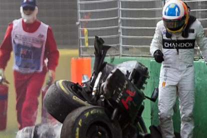 Alonso, tras el accidente de Melbourne.