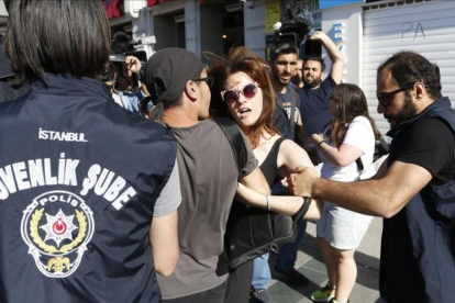 Una de las detenidas por participar en la Marcha del Orgullo Gay en Estambul.