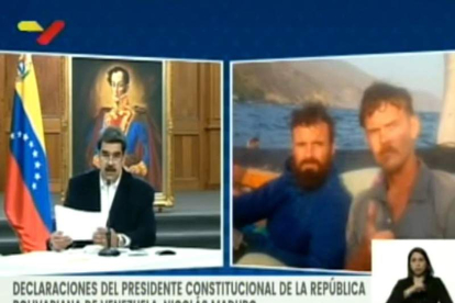 Captura de TV que muestra a Nicolás Maduro, junto a los retratos de Airan Berry y Luke Denma. EFE