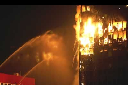 Cuando el fuego llegó a las plantas inferiores, los bomberos pudieron atacar el incendio con agua desde los edifcios cercanos.