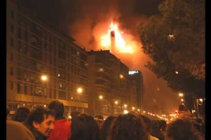 Miles de personas siguieron la evolución del incendio desde las calles madrileñas.