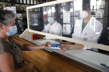 Una mujer comprando un test de antígenos en una de las farmacias de León. MARCIANO PÉREZ