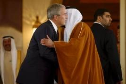 Bush se despide del presidente de los Emiratos Arabes Unidos, el jeque Khalifa Bin Zayed Al Nahyan