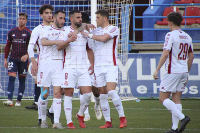 Los jugadores culturalistas felicitan a Ander Vitoria tras marcar el primero de los dos goles en la tarde de ayer frente al Extremadura. JOSÉ MANUEL ROMERO