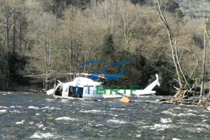 El helicóptero leonés en el cauce del río asturiano.