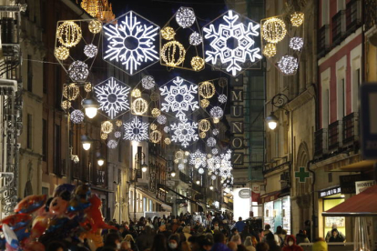 Luces navideñas en las calles de León. MARCIANO PÉREZ