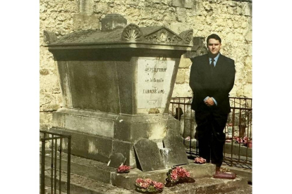 La tumba de Juan Ferrero en el Cementerio de la Chartreuse en Burdeos, un sepulcro propiedad de un destacado y fiel alumno suyo, Jean Lapeyre. En la foto aparece Tomás Abeigón, autor de este reportaje.