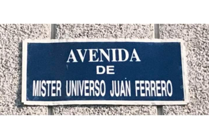 Placa con el nombre de Juan Ferrero en la calle principal de Puente Almuhey, el pueblo donde nació.