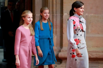 La reina Letizia (d) junto con sus hijas, la princesa Leonor (i) y la infanta Sofía (c) a su llegada al acto de recepción de los presidentes de los jurados, miembros de los patronatos Princesa de Asturias y Fundación Princesa de Asturias y con los galardonados con estos premios en su edición de 2019. EFE/Ballesteros