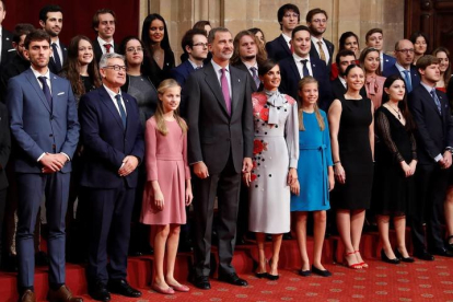 Los reyes de España y sus hijas posan con los presidentes de los jurados, miembros de los patronatos Princesa de Asturias y Fundación Princesa de Asturias y con los galardonados con estos premios en su edición de 2019 durante el acto de recepción. EFE/Ballesteros