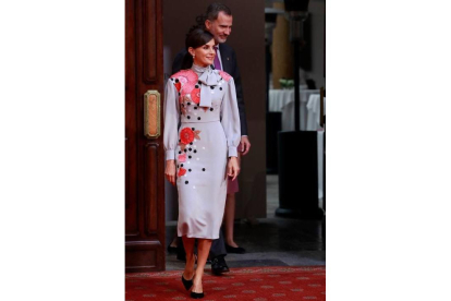 La reina Letizia, durante las audiencias que han tenido lugar este viernes en el Hotel Reconquista de Oviedo, donde esta tarde se celebra la ceremonia de entrega de los Premios Princesa de Asturias, con un traje de Carolina Herrera. EFE/Ballesteros
