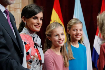 La reina Letizia, la princesa Leonor y la infanta Sofía, durante las audiencias que han tenido lugar este viernes en el Hotel Reconquista de Oviedo, ciudad en la que esta tarde se celebra la ceremonia de entrega de los Premios Princesa de Asturias. EFE/Ballesteros
