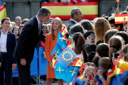 El rey Felipe VI y la infanta Sofía, a su llegada el jueves al acto oficial de bienvenida a la familia real con motivo de la entrega, mañana, de los premios Princesa de Asturias. EFE/Ballesteros
