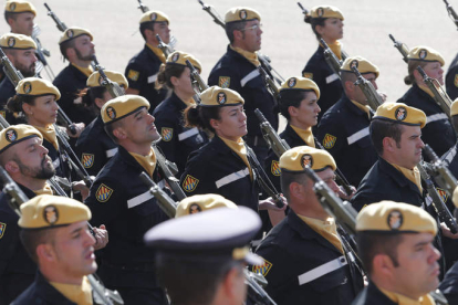Desfile de soldados de la UME en Conde de Gazola en el día de su patrona. ARCHIVO