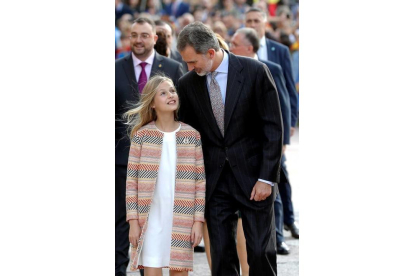 El rey Felipe VI y la princesa Leonor, este jueves en Oviedo, a su llegada al acto oficial de bienvenida a la familia real con motivo de la entrega, mañana, de los premios Princesa de Asturias. EFE/Ballesteros