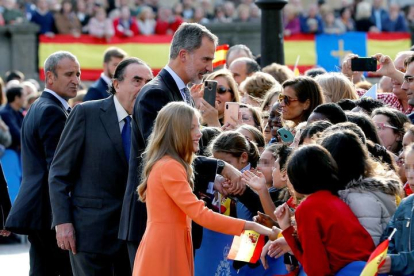 El rey Felipe VI junto a la infanta Sofía, este jueves en Oviedo, a su llegada al acto oficial de bienvenida a la familia real con motivo de la entrega, mañana, de los premios Princesa de Asturias. EFE/Ballesteros