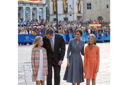 Los reyes Felipe y Letizia junto a sus hijas, la princesa Leonor (i) y la infanta Sofía (d), este jueves a su llegada al acto oficial de bienvenida a la familia real con motivo de la entrega, mañana, de los premios Princesa de Asturias. EFE/ José Luis Cereijido