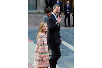 Los reyes Felipe VI y Letizia junto a su hija, la princesa Leonor, este jueves a la salida del acto oficial de bienvenida a la familia real con motivo de la entrega, mañana viernes, de los premios Princesa de Asturias. EFE/Ballesteros