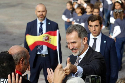 El rey Felipe saluda a su llegada al acto oficial de bienvenida a la familia real con motivo de la entrega, mañana, de los premios Princesa de Asturias. EFE/ José Luis Cereijido