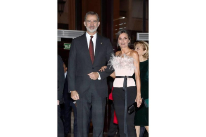 Los reyes Felipe y Letizia a su llegada al XXVIII Concierto Premios Princesa de Asturias celebrado este jueves en el Auditorio Príncipe Felipe de Oviedo. EFE/ Ballesteros