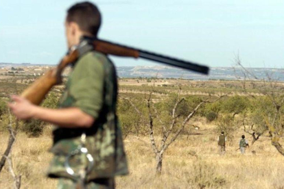 Imagen de un cazador con la escopeta al hombro en el coto de caza de Aspa (Segrià).
