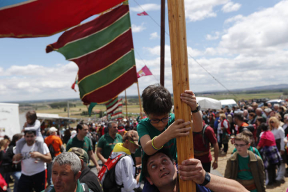 Los pendones son uno de los símbolos de los concejos leoneses. JESÚS F. SALVADORES