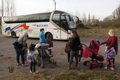 Los escolares de Manzaneda de Torío tienen que andar un kilómetro para llegar al bus. FERNANDO OTERO