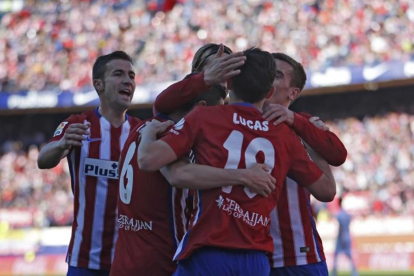 Los jugadores del Atlético celebran el gol de Koke.