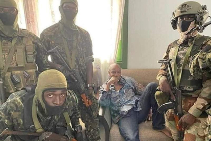 Los militares muestran al presidente Alpha Condé detenido. DL