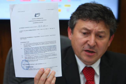 El alcalde de Ponferrada, Samuel Folgueral, enseña el contrato del Mundial de Ciclismo suscrito con la UCI por el anterior equipo de gobierno del PP.