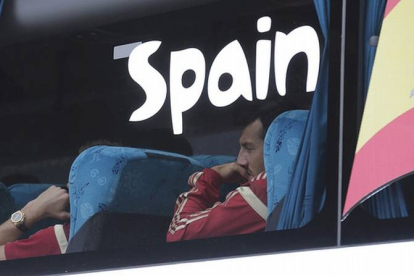 Santi Cazorla, pensativo en el autocar que ha trasladado a los jugadores españoles desde el aeropuerto de Curitiba al hotel de concentración.