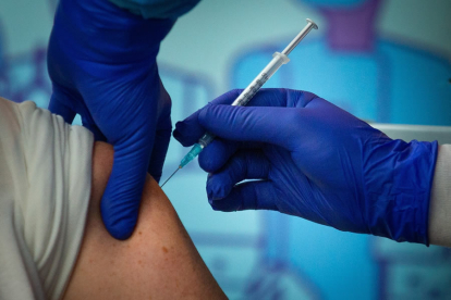 Una persona recibe la vacuna en un centro de salud. EFE