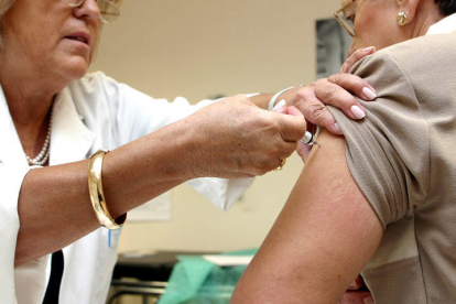 Una enfermera administra una vacuna contra la gripe. MIRIAM CHACÓN
