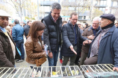 El candidato del PP, Xavier García Albiol, y el vicesecretario popular Javier Maroto, este domingo en un mercado de LHospitalet de Llobregat.