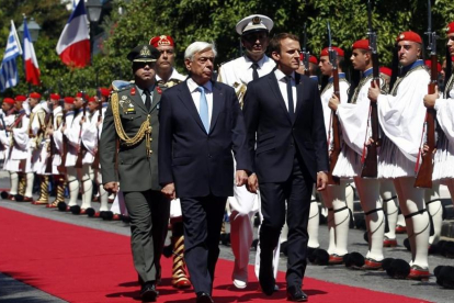 Macron, junto a Pavlopoulos, durante la ceremonia de bienvenida en Atenas