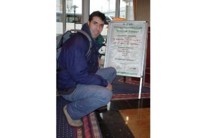 Rogelio posa junto al cartel de la Supercopa de Europa de 1999
