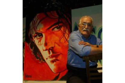 Juan Antonio Velasco con uno de los últimos carteles que pintó.