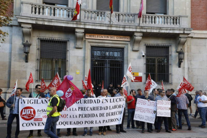 Un momento de la protesta celebrada ayer en León. MARCIANO