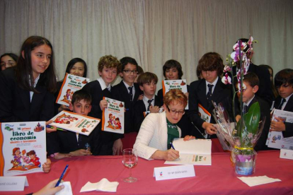 María Jesús Soto, en una imagen de archivo, firma libros. DL