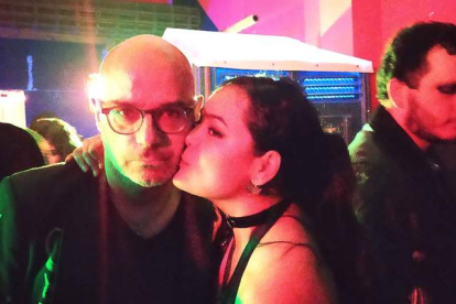 Hernán Migoya en una fiesta rave en Lima con su novia, Artemiza